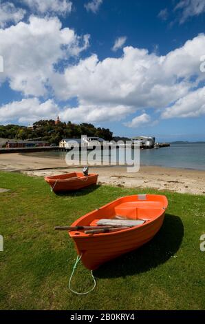 NEUSEELAND, SÜDINSEL, STEWART ISLAND, OBAN VILLAGE, BAY MIT BOOTEN Stockfoto