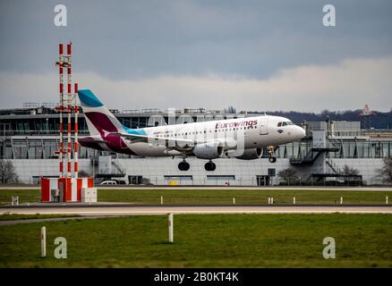 DŸsseldorf International Airport, DUS, Eurowings Airbus A319-112, in Anflug Stockfoto