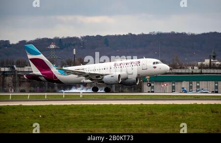 DŸsseldorf International Airport, DUS, Eurowings Airbus A319-112, in Anflug Stockfoto