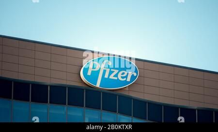 Berlin, DEUTSCHLAND - 8. FEBRUAR 2020: Logo der Pharmaceutical Corporation Pfizer In Der deutschen Zentrale In Berlin, Deutschland Stockfoto