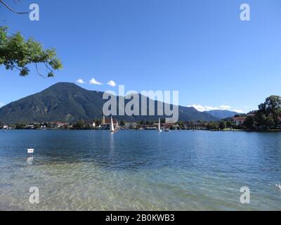 Miesbach, Deutschland: Blick auf Rottach-Egern hinter dem Tegernsee und dem Wallberg (1722 m) im Hintergrund Stockfoto