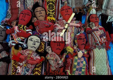 PERU, CHINCHERO, BUNTE INDISCHE PUPPEN AUS LOKALEN WEAVINGS Stockfoto