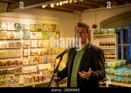 Poole, Großbritannien. Februar 2020. Adam Gent vom Arts Council England und anderen sprechen beim Start des Light Up Poole Arts Festival in Dorset. Kredit: Thomas Faull/Alamy Live News Stockfoto