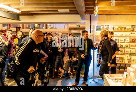 Poole, Großbritannien. Februar 2020. Adam Gent vom Arts Council England und anderen sprechen beim Start des Light Up Poole Arts Festival in Dorset. Kredit: Thomas Faull/Alamy Live News Stockfoto