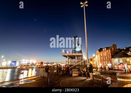 Poole, Großbritannien. Februar 2020. Das Light Up Poole Arts Festival übernimmt das Stadtzentrum für das Wochenende mit einer Vielzahl von bunten Lichtinstallationen. Besucher des Quay und der Innenstadt genießen das kostenlose Spektakel. Kredit: Thomas Faull/Alamy Live News Stockfoto