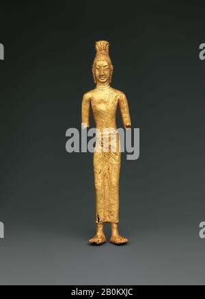 Avalokiteshvara, der Bodhisattva Unendlichen Mitgefühls, wahrscheinlich Thailand oder Kambodscha, 8. Bis 9. Jahrhundert, wahrscheinlich Thailand oder Kambodscha, Gold, 7 3/4 Zoll. (19,7 cm); W. 2 Zoll (5,1 cm); D. 1 Zoll (2,5 cm), Metallarbeiten Stockfoto