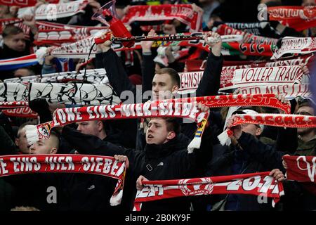 London, Großbritannien. Feb. 2020. RB-Leipziger Fans halten während der UEFA Champions League Runde des 16. Spiels zwischen Tottenham Hotspur und RB Leipzig im Tottenham Hotspur Stadium, London, England am 19. Februar 2020 Schals auf. Foto von Carlton Myrie. Nur redaktionelle Nutzung, Lizenz für kommerzielle Nutzung erforderlich. Keine Verwendung bei Wetten, Spielen oder einer einzelnen Club-/Liga-/Spielerpublikationen. Kredit: UK Sports Pics Ltd/Alamy Live News Stockfoto