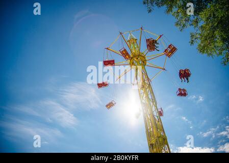 "Swing Carousel Carnival Ride" Gegen den blauen Himmel Stockfoto