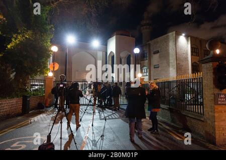 (200220) - London, 20. Februar 2020 (Xinhua) - Medienbericht außerhalb der Londoner Zentralmoschee nach einem stechenden Vorfall in London, Großbritannien, 20. Februar 2020. Ein Mann wurde am Tatort wegen des Verdachts auf versuchten Mord verhaftet, nachdem er von einem Erstappen in einer Moschee in London berichtet hatte, bestätigte die Metropolitan Police am Donnerstag. (Foto von Ray Tang/Xinhua) Stockfoto