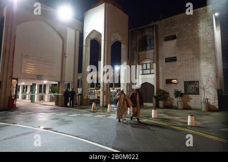 (200220) - London, 20. Februar 2020 (Xinhua) - Besucher verlassen die Londoner Zentralmoschee nach einem stechenden Vorfall in London, Großbritannien, 20. Februar 2020. Ein Mann wurde am Tatort wegen des Verdachts auf versuchten Mord verhaftet, nachdem er von einem Erstappen in einer Moschee in London berichtet hatte, bestätigte die Metropolitan Police am Donnerstag. (Foto von Ray Tang/Xinhua) Stockfoto