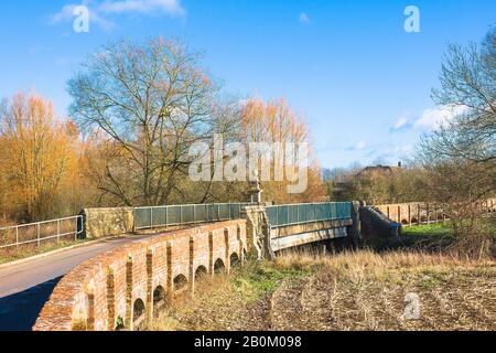 Ein guter Blick auf den mehrbogenigen, aus Backstein erbauten Kausalweg über den Fluss Avon und das Überschwemmungsgebiet in Tytherton Kellaways in der Nähe von Chippenham Wiltshire England UK Stockfoto