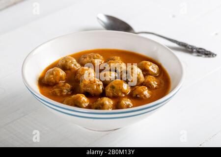 Teller mit Fleischbällsuppe / türkischer sulu kofte. Stockfoto