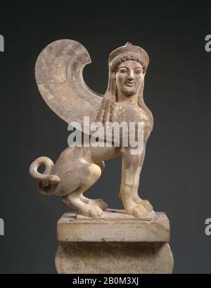 Marmor-Hauptstadt und Finial in Form einer Sphinx, Griechisch, Attisch, Archaik, Date ca. 530 v. Chr., Griechisch, Attisch, Marmor, Paran, H. mit Akroterion 56 1/8 Zoll. (142,6 cm), Steinbildhauerei Stockfoto