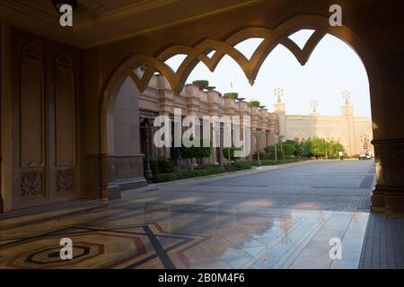 Abu DHABI, VAE - 28. DEZEMBER 2017: Eingangshof des Emirates Palace Stockfoto