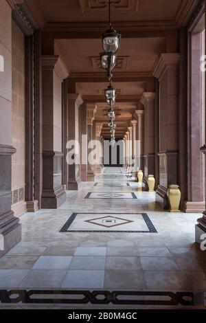 Abu DHABI, VAE - DECEBER 28 2017: Außenkorridor des Emirates-Palastes in Abu Dhabi Stockfoto