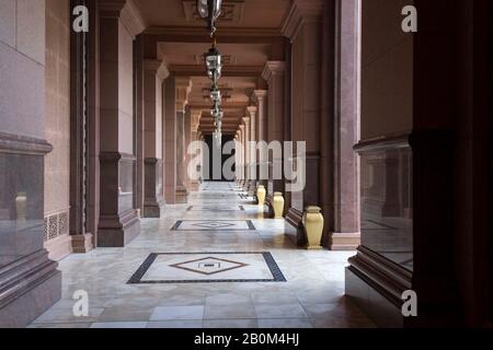 Abu DHABI, VAE - DECEBER 28 2017: Außenkorridor des Emirates-Palastes in Abu Dhabi Stockfoto