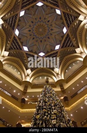 Abu DHABI, VAE - 28. DEZEMBER 2017: Architektonisches Detail der Kuppel des Emirates-Palastes in Abu Dhabi in der Weihnachtszeit Stockfoto