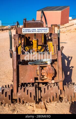 In Cobber Pedy, South Australia, wird eine Tunnelmaschine für den Opalabbau verwendet. Stockfoto