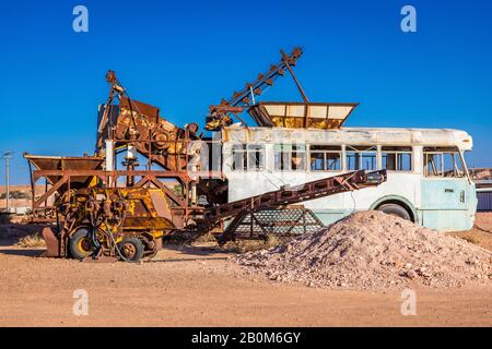 Ein automatischer Eimer-Kipper ist eine Art von Opalbergbaumaschinen in Coober Pedy, South Australia. Stockfoto