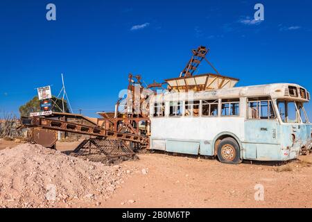 Ein automatischer Eimer-Kipper ist eine Art von Opalbergbaumaschinen in Coober Pedy, South Australia. Stockfoto