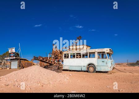 Ein automatischer Eimer-Kipper ist eine Art von Opalbergbaumaschinen in Coober Pedy, South Australia. Stockfoto