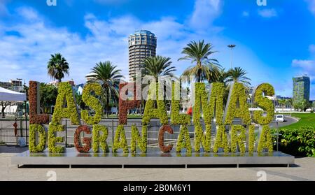 Wahrzeichen der Stadt Las Palmas im Santa Catalina Park. Das Schild mit dem oberen Buchstaben und hinter den Türmen des AC Hotels Stockfoto