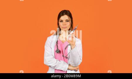 Krankenschwester macht Injektion. Gesundheitsangestellter wählt Impfstoff in Spritze. Arzt oder Therapeut, der Impfstoff gegen Virus verabreicht. Coronavirus-Epidemie aus china. Frauenarzt verwenden Spritze. Stockfoto
