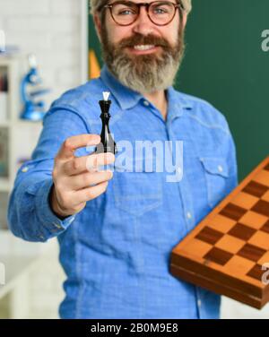 IQ Scores. Brettspiel. Mann spielt Schach. Planungsstrategie mit Schachfiguren. Strategieideen. Lehrer am Turnier. Selektiver Fokus. Strategiekonzept. Management und Führung. Schachspiel der Königin. Stockfoto