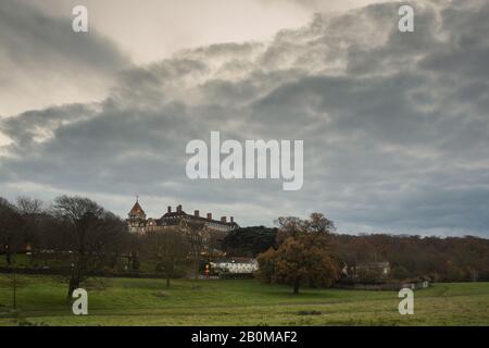 Blick auf den Pub Rose of York, das Petersham Hotel und das Royal Star & Garter vom Ufer der Themse in Petersham Meadows, Richmond, Surrey Stockfoto