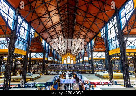 Innenraum der Großen Markthalle (Nagyvásárcsarnok), Budapest, Ungarn Stockfoto