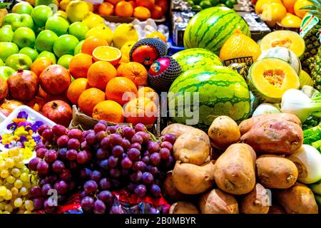 Obst- und Gemüsestall in der zentralen Markthalle (Nagyvásárcsarnok), Budapest, Ungarn Stockfoto