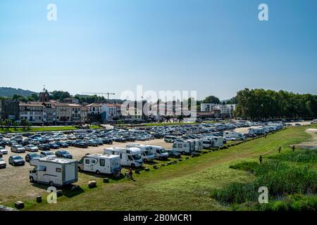 Voll Parkplatz in campo da feira Ponte de lima in der Nähe des Flusses rio Lima in Portugal. Auswirkungen des Tourismus auf ländliche Gebiete. Überfüllter Parkplatz. Stockfoto