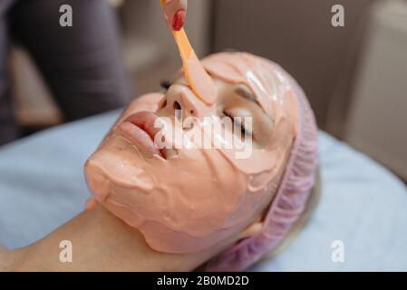 Beauty-Salon, Anwendung von Alginat Peel-Off Pulver Gesichtsmaske Stockfoto