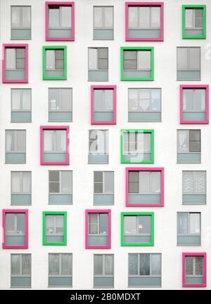 Viele Fenster an der weißen Fassade des Wohnhauses Stockfoto