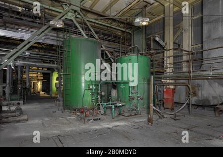 Große grüne Tanks mit Sekundärwasser im Werk Stockfoto