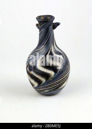 Parfümflasche aus Glasmosaik, Roman, Frühimperial, Datum Anfang des 1. Jahrhunderts A.D., Roman, Glas; geblasen und genagelt, H.: 2 13 / 16 Zoll (7,2 cm), Glas Stockfoto