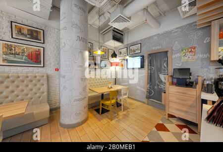Moskau - SEPTEMBER 2014: Das gemütliche, moderne Interieur eines beliebten russischen Kaffeehauses 'Shokoladnitsa' Stockfoto