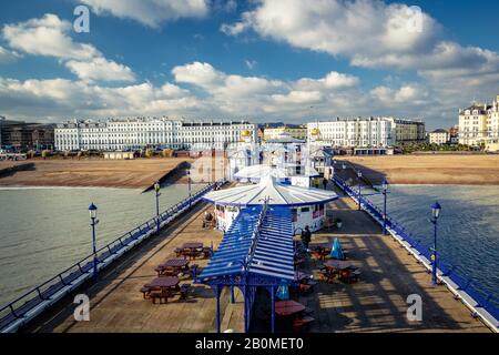 Eastbourne Pier, Blick von oben an einem kalten sonnigen Wintertag, Blick auf die Town und das Claremont Hotel vor dem Feuer Stockfoto