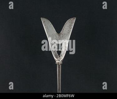 Pfeilspitze (Yanonē), Japanisch, 18. Jahrhundert, Japanisch, Stahl, L. 10 1/2 Zoll (26,7 cm); L. des Kopfes 2 3/4 Zoll (7 cm); W. 2 Zoll (5,1 cm); Wt. 1,5 oz. (42,5 g), Bogenschießen Equipment-Pfeilspitze Stockfoto