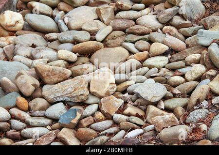 Dieses ausgetrocknete Flussbett macht einen großen Vorrat an wunderschönem Flussfelsen aus, das häufig in der Landschaftsgestaltung und im Hardscaping verwendet wird. Stockfoto