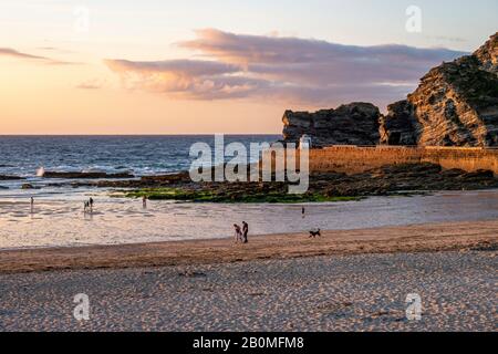 Portreath Beach an einem warmen Juli-Abend - Portreath, nördlich Cornwall, Großbritannien. Stockfoto