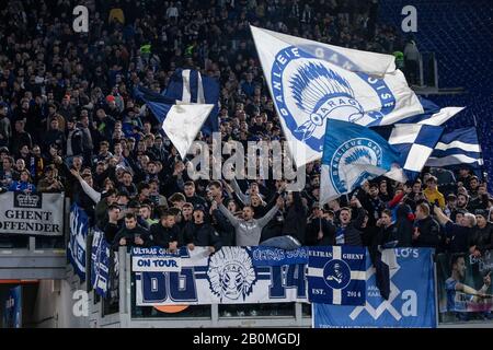 Kaa Gent-Anhänger werden während des Fußballspiels der UEFA Europa League Gruppe J zwischen AS Roma und KAA Gent im Stadio Olimpico Staduim gesehen (Endstand; AS Roma 1:0 KAA Gent). Stockfoto