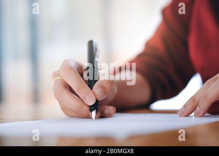 Schließen Sie eine Geschäftsfrau, die einen Vertrag unterzeichnet und einen Deal abschließt. Wirtschafts- und Bildungskonzept. Stockfoto