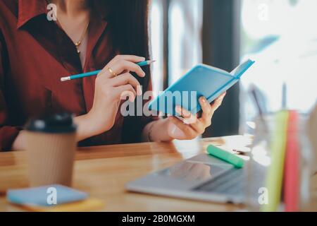 Close up weibliche Hände mit Kugelschreiber schreiben auf Notebooks. Bildung Konzept. Stockfoto