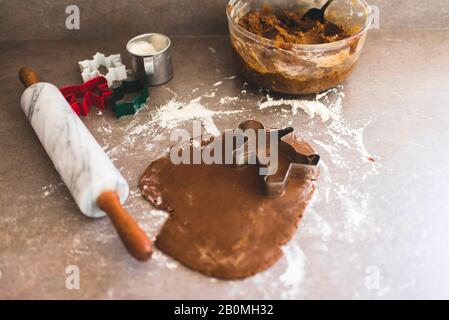 Ausgerollter Lebkuchen-Plätzchen-Teig mit Plätzchen-Schneidemaschinen Stockfoto