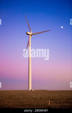 Wind Turbine im Feld gegen blauen Himmel in der Dämmerung Stockfoto