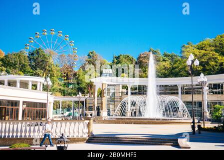 Kislowodsk, RUSSLAND - SEPTEMBER 2019 Brunnen in der Narzan-Galerie in der Stadt Kislowodsk. Stockfoto