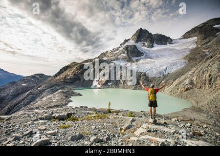 Rückansicht von Backpacker Blick auf die schönen Berge. Stockfoto