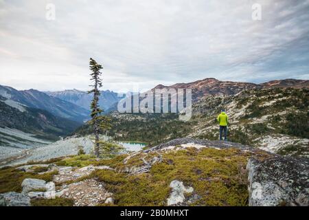 Wanderer stehen auf Aussichtspunkt bei Sonnenaufgang Stockfoto