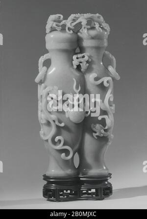 Doppelvase, China, Anfang des 19. Jahrhunderts, China, Jade, Gesamthöhe: 14 1/8 Zoll (35,9 cm); W. 6 Zoll (15,2 cm), Jade Stockfoto